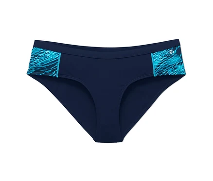 Detailní záběr na sportovní kalhotky od bikin s tyrkysovými vzory na bocích.