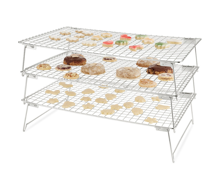 Třípatrová chladicí mřížka s různými druhy cukroví.