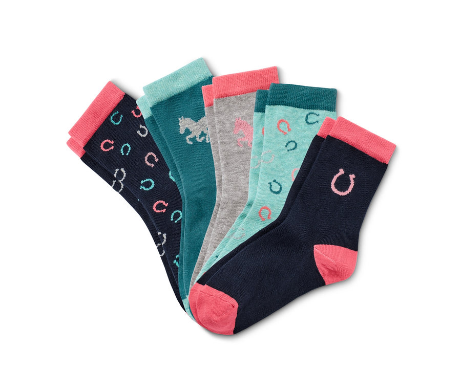 Pět párů ponožek s motivy koní a podkov.