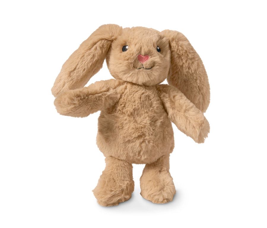 Plyšový zajíček hnědé barvy stojí na bílém pozadí.