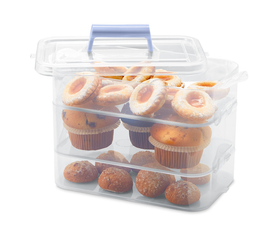 Sada organizérů s muffiny a sušenkami.