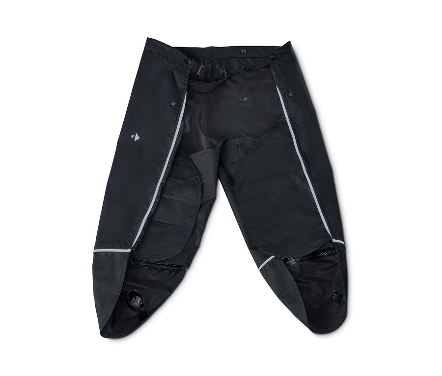 Černé unisexové chapsy do deště jsou rozložené na bílém pozadí.