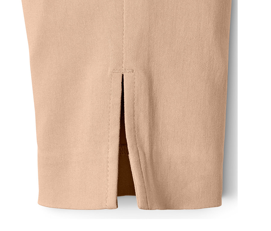 Detail béžových strečových kalhot.