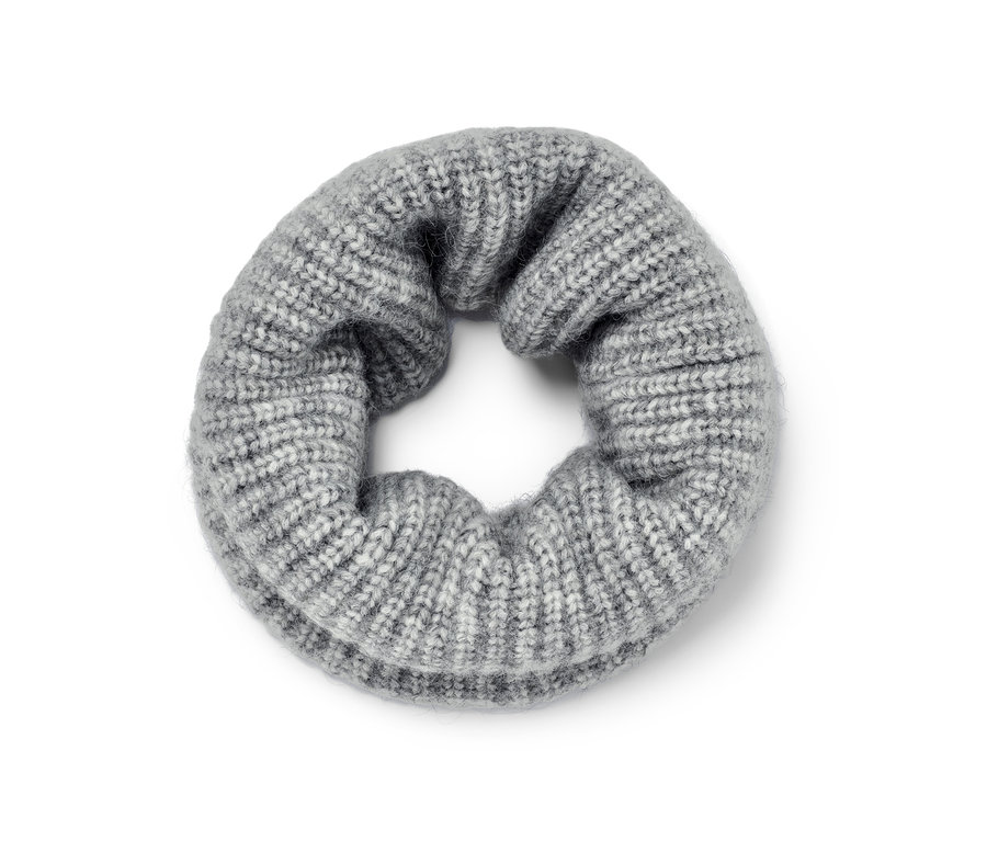 Pletená kruhová šála šedé barvy.