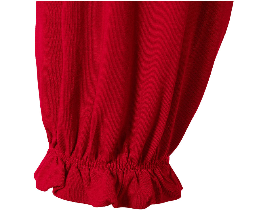 Detail červených žerzejových midi šatů s volánem.