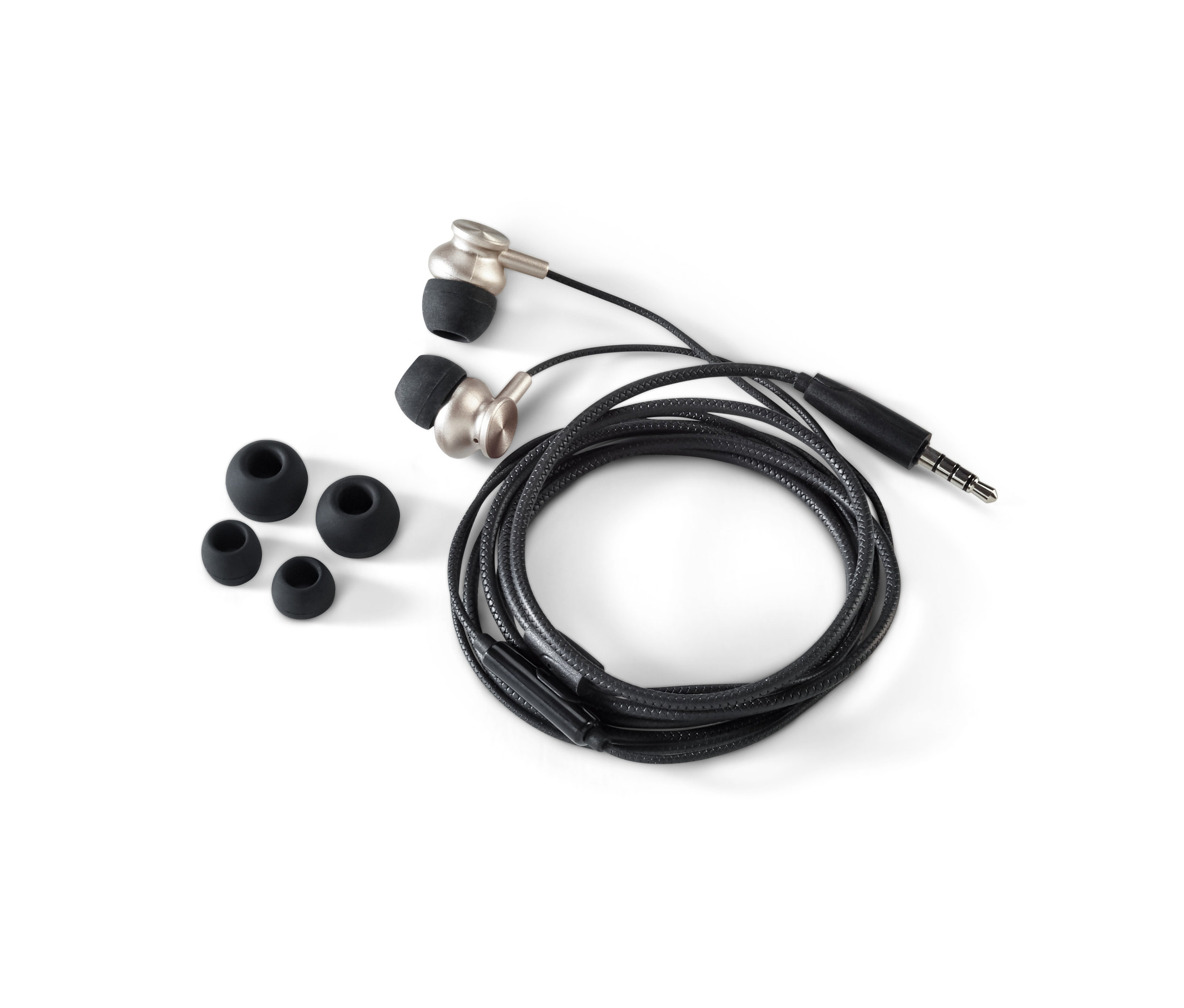 Dvoje sluchátka do uší a čtyři silikonové nástavce na bílém pozadí.