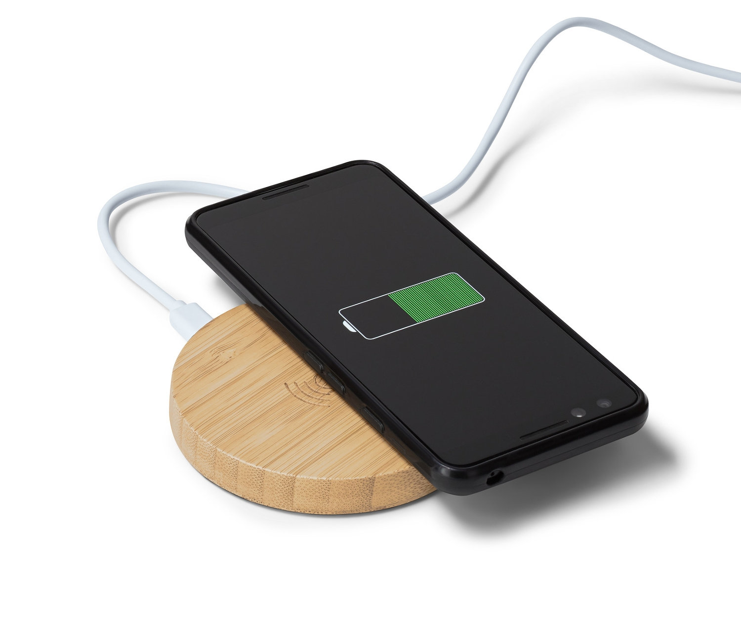 Černý smartphone se nabíjí na bambusové bezdrátové Qi nabíjecí stanici.