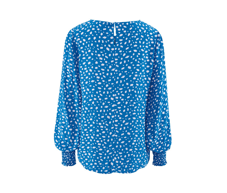 Modrá halenka s bílým potiskem.