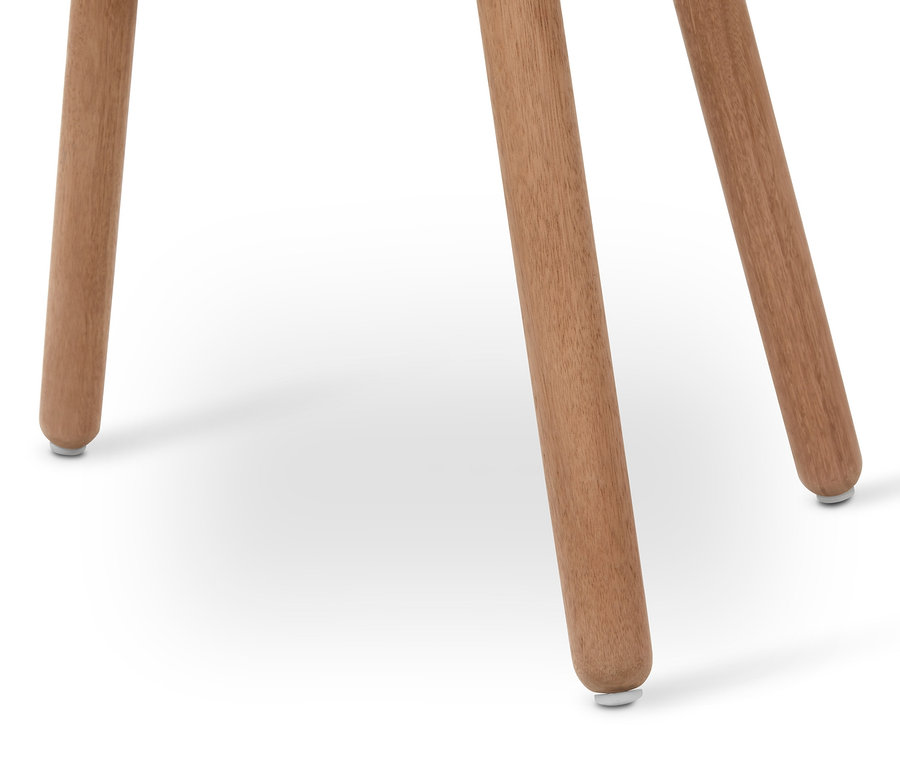 Detail tří nohou židle zblízka.