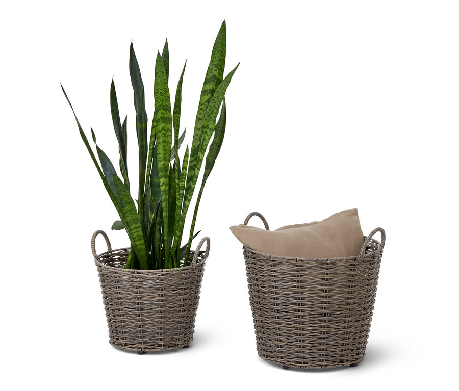 Dva venkovní košíky, v jednom je rostlina a v druhém béžový polštář.