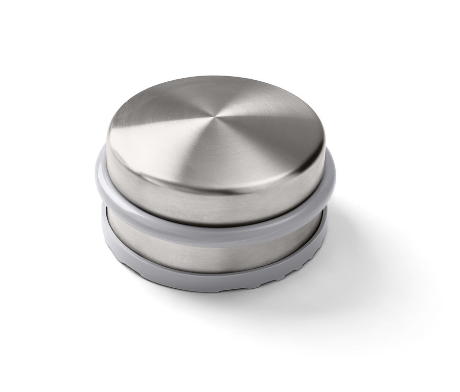 Kovová zarážka do dveří na bílém pozadí.