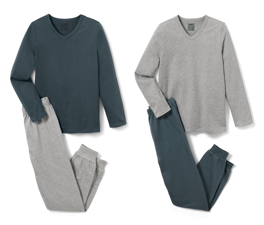 Dvoje dětská pyžama: jedny tmavě modré tričko s šedými kalhotami a druhé šedé tričko s tmavě modrými kalhotami.