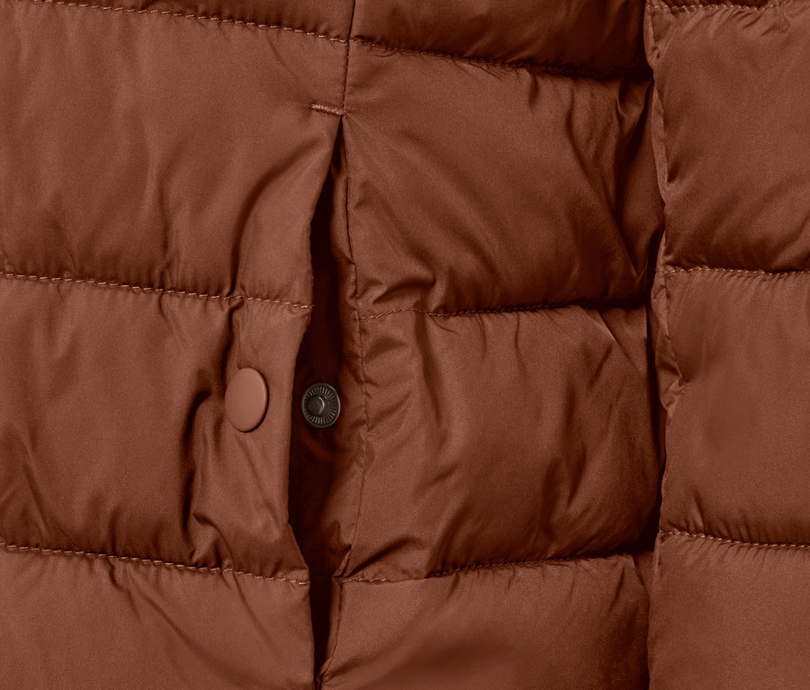 Detail koňakové prošívané bundy s kapucí.