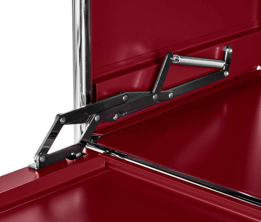 Detail otevřené červené odkládací skříňky »CN3« se 4 výklopnými dvířky, vnitřní mechanismus a chromovaná podpěra.