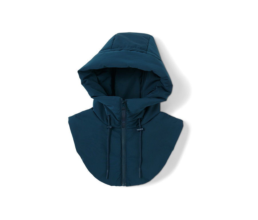 Tmavě modrá vatovaná kapuce se stojáčkem na bílém pozadí.