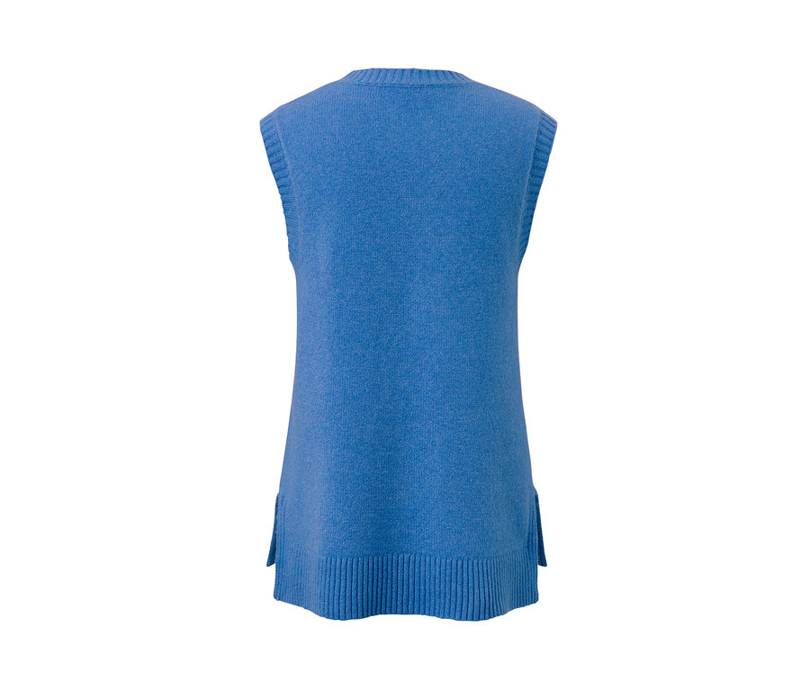 Modrá pletená vesta s copánkovým vzorem.