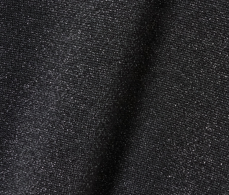 Detailní záběr na halénkové triko se třpytivým efektem.