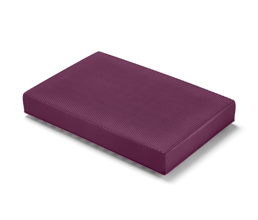 Fialová balanční a masážní podložka na bílém pozadí.