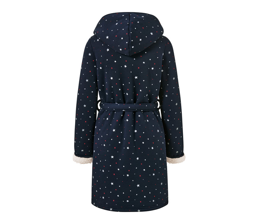 Pohled zezadu na župan s kapucí, s motivem hvězd a páskem.