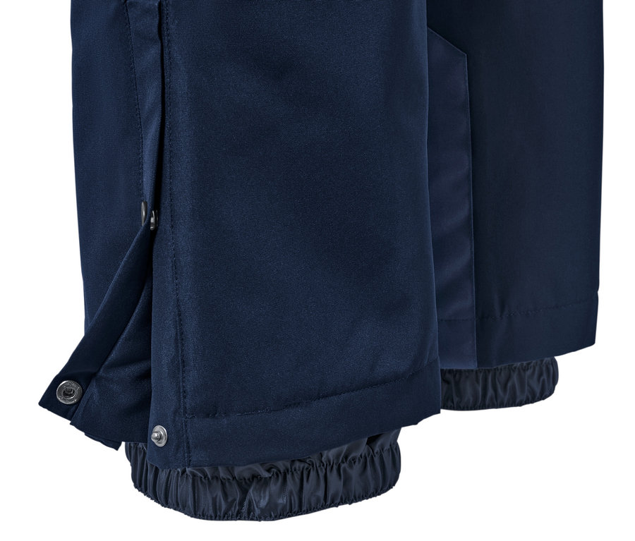 Detail modrých lyžařských a snowboardových kalhot.