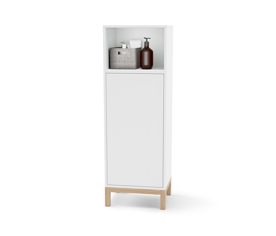 Bílá koupelnová skříňka s otevřenou horní policí, na které je košík a hnědá lahvička.