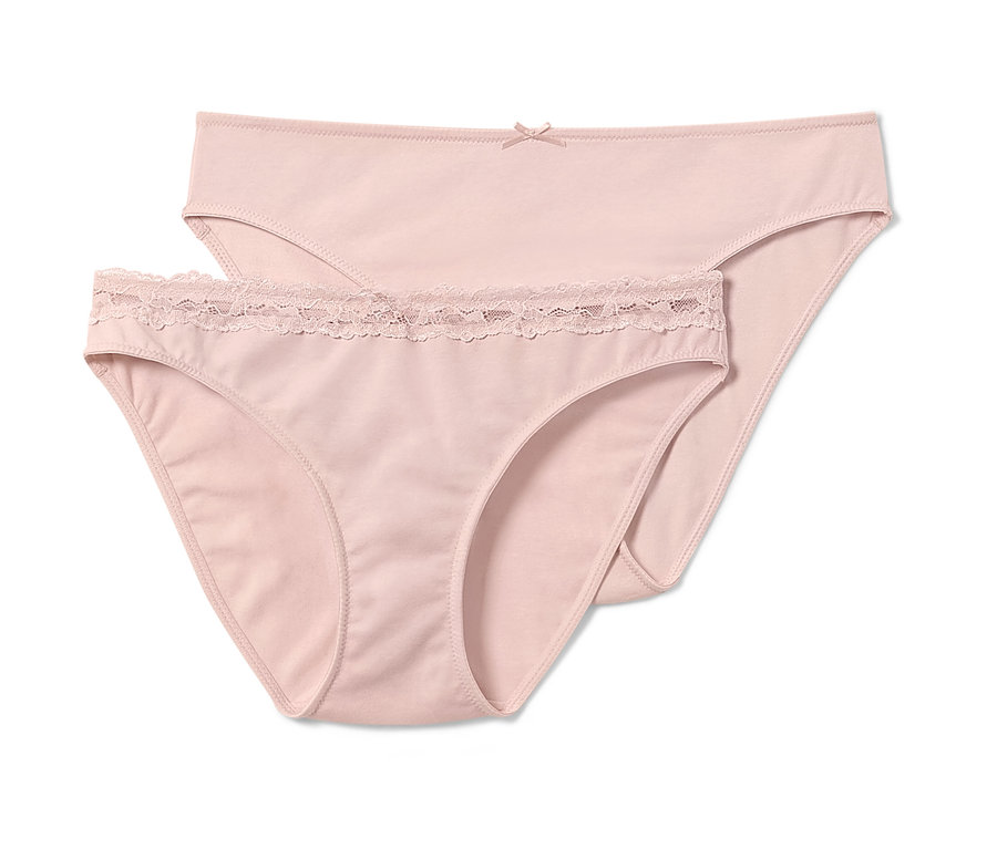 Dvoje světle růžové kalhotky.