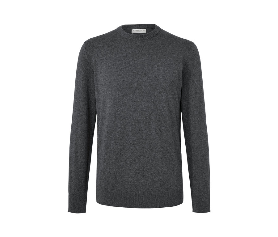 Šedý svetr s kulatým výstřihem.