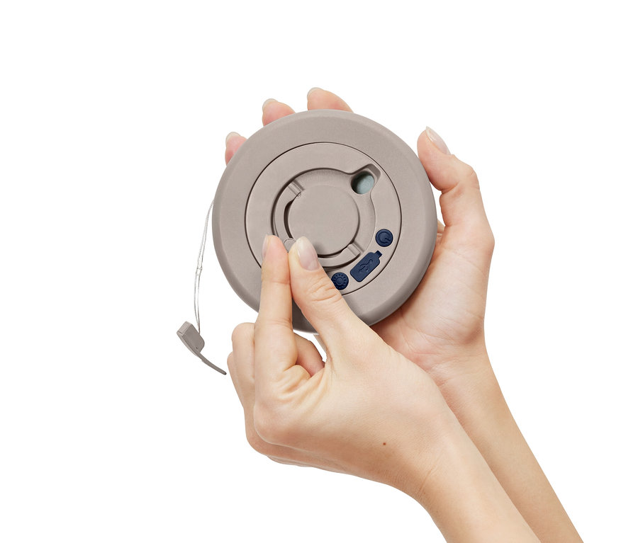 Žena otevírá pouzdro kempingového světelného řetězu 2 v 1.