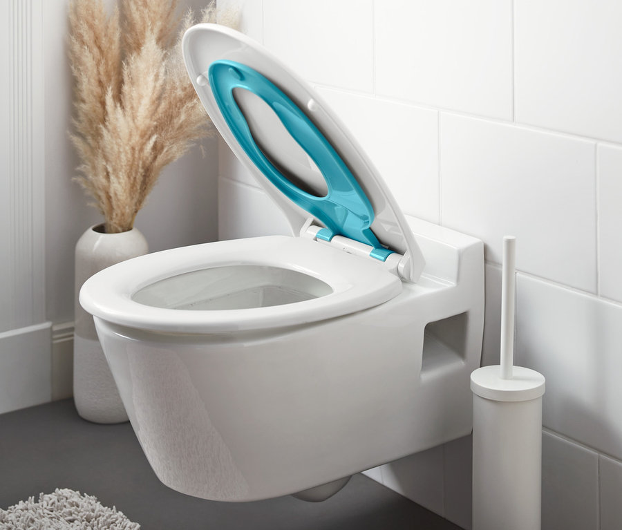 WC mísa s otevřeným WC sedátkem Family s automatickým zavíráním.