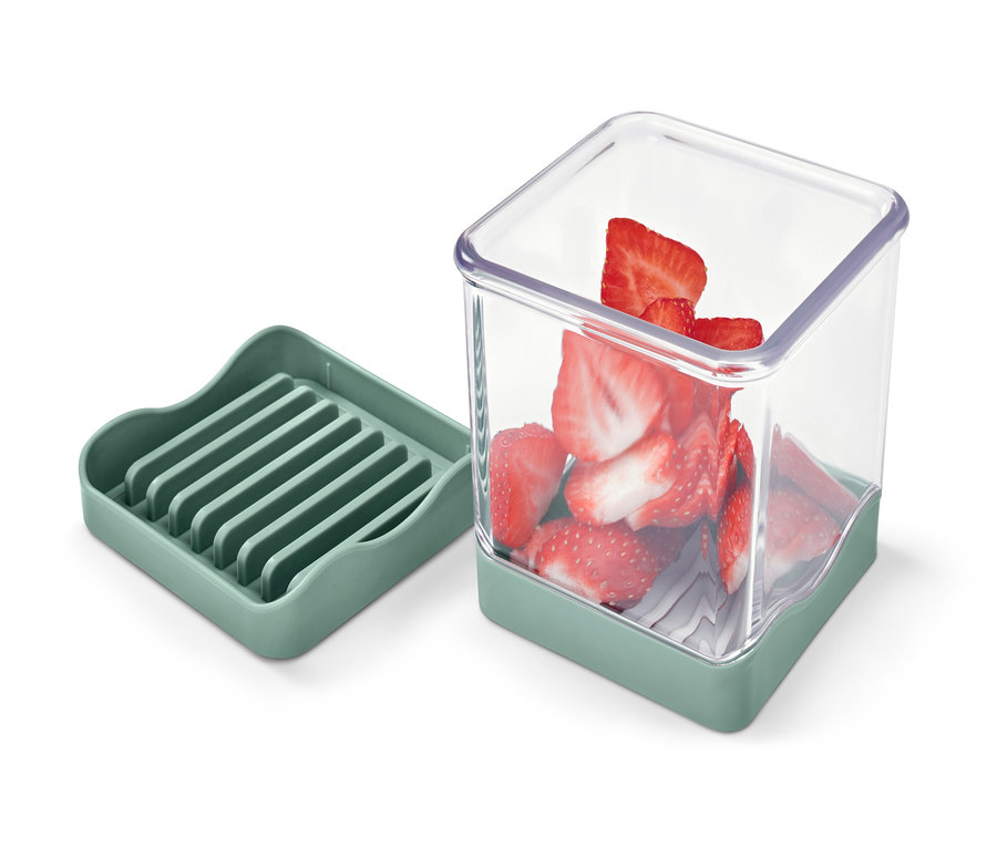 Kráječ na ovoce a zeleninu s nakrájenými jahodami.