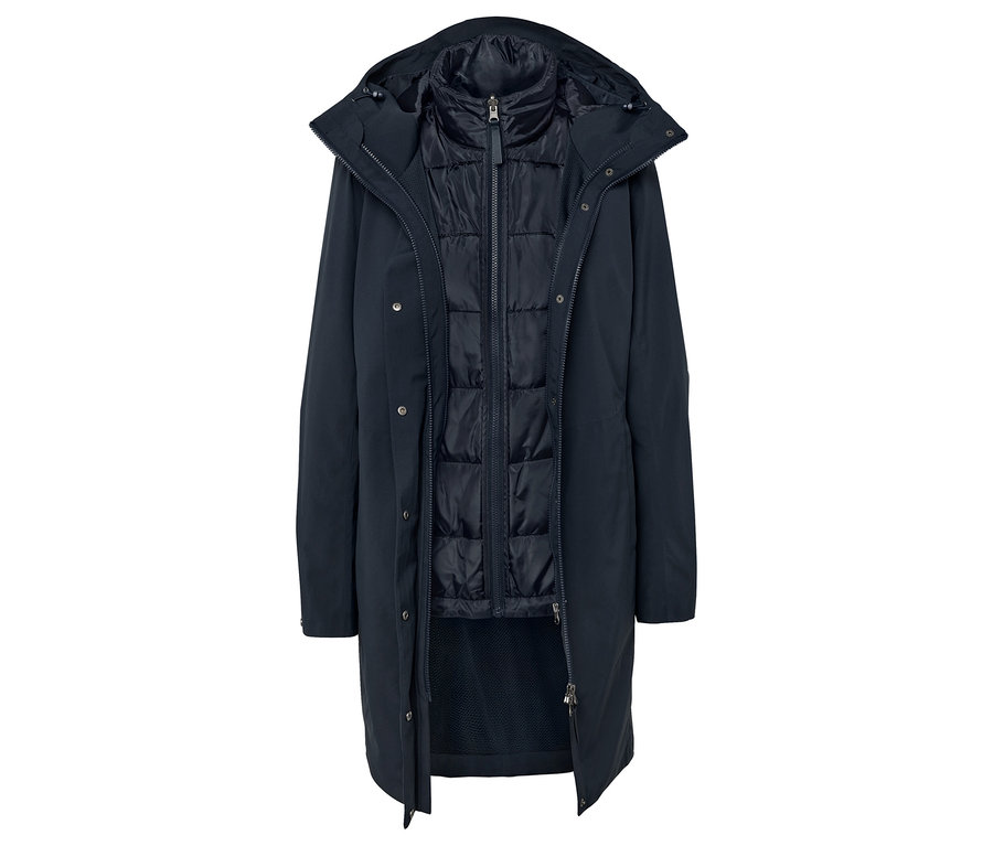 Rozepnutý tmavě modrý kabát s kapucí a vatovanou vestou.