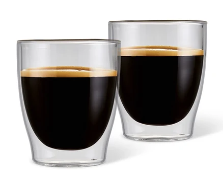 Dva dvoustěnné sklenice na espresso plné kávy.