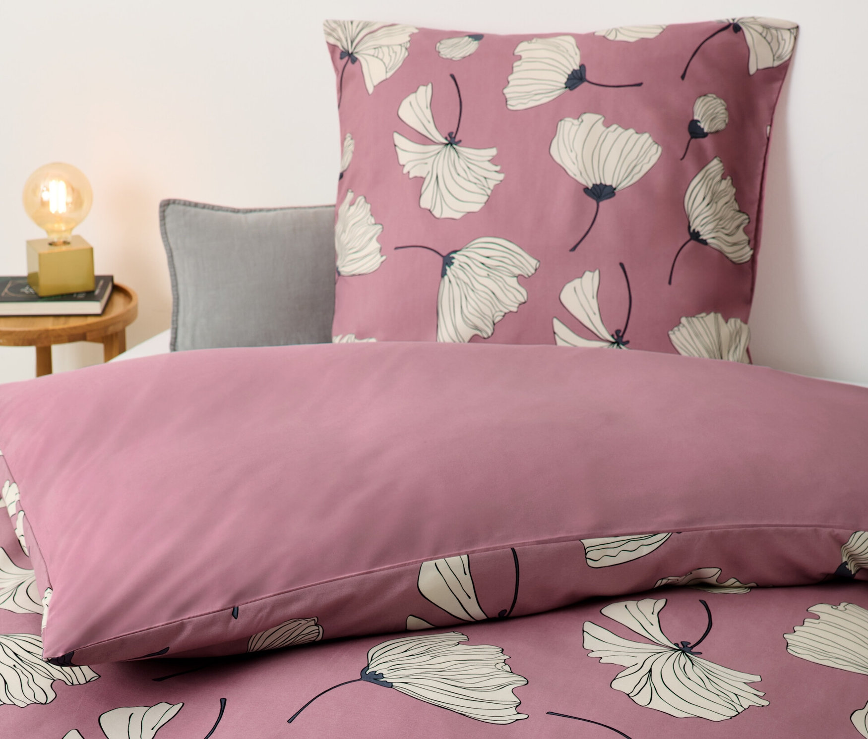 Detailní záběr na ložní soupravu z mikrovlákna starorůžové barvy se vzorem květin.