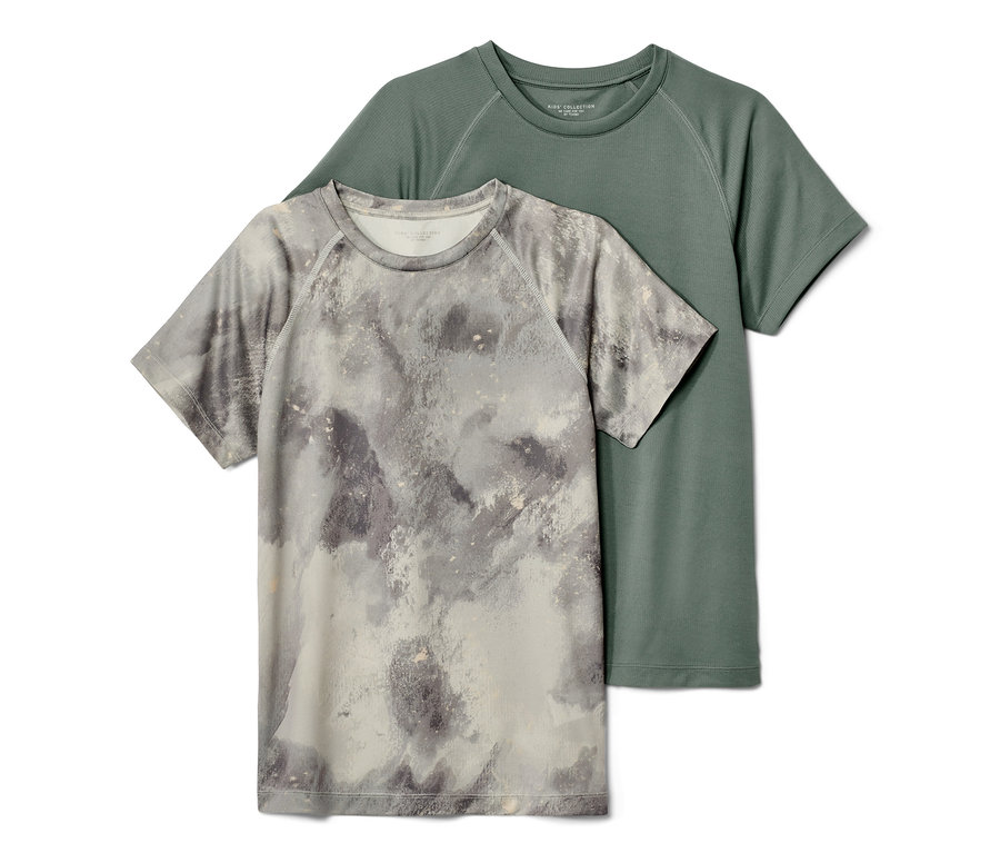 Dvě dětská sportovní trička, jedno zelené a jedno s celoplošným potiskem.