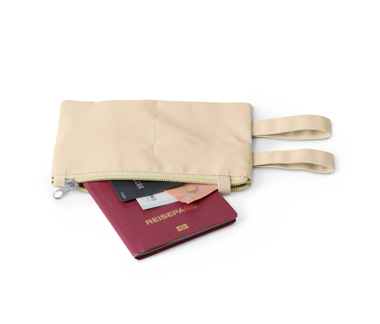 Otevřená béžová ledvinka s pasem, kreditní kartou, bankovkou a cestovním pasem.