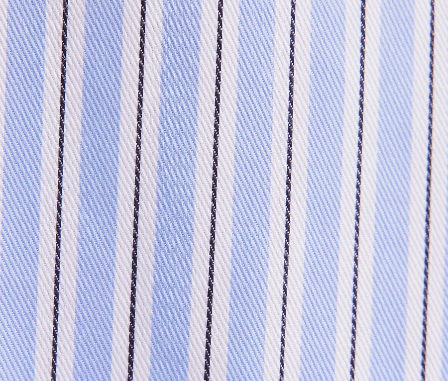Detail látky s modrými, bílými a černými pruhy.