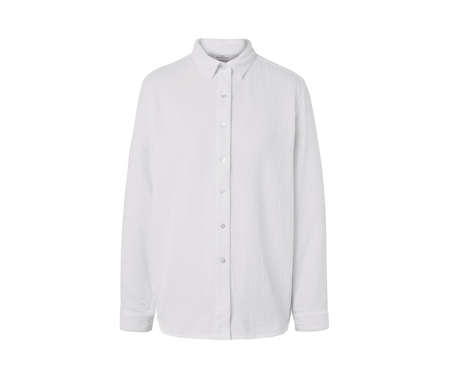 Bílá mušelínová halenka s dlouhými rukávy a knoflíky.