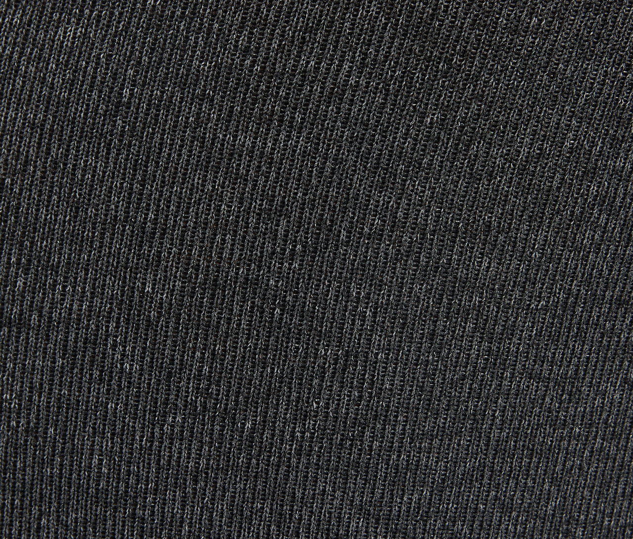 Detail šedé pletené textilie.