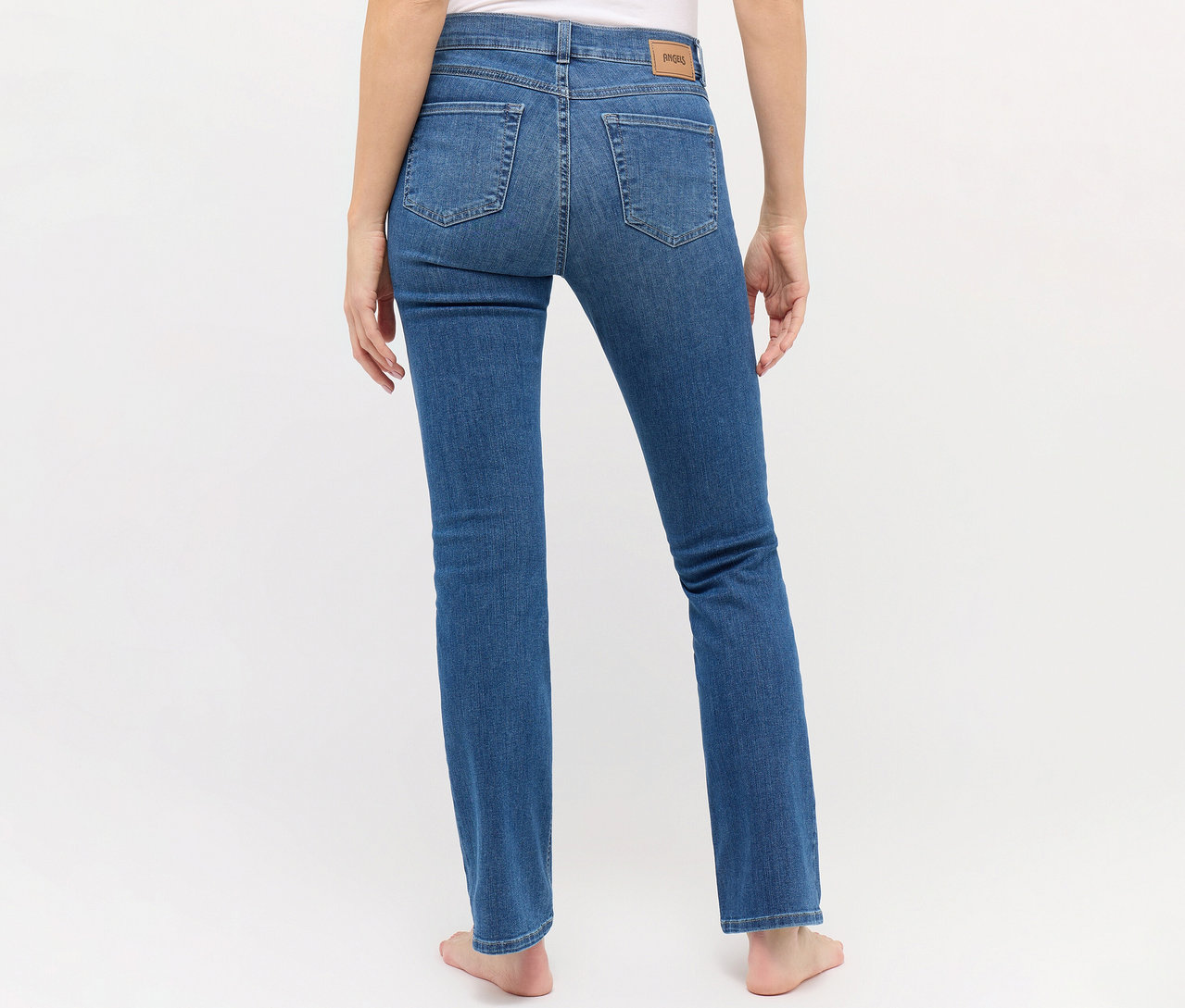 Žena zezadu má na sobě džíny Angels »Leni« bootcut.