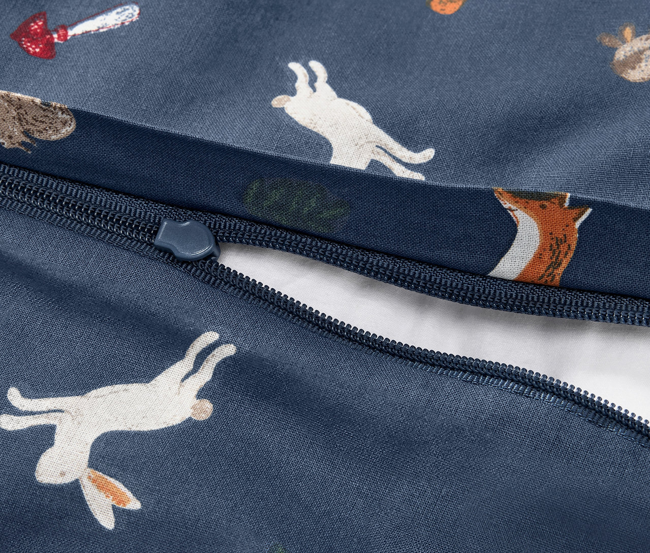 Detail dětského povlečení renforcé standardní velikosti s potiskem lesních zvířat a zapínáním na zip.
