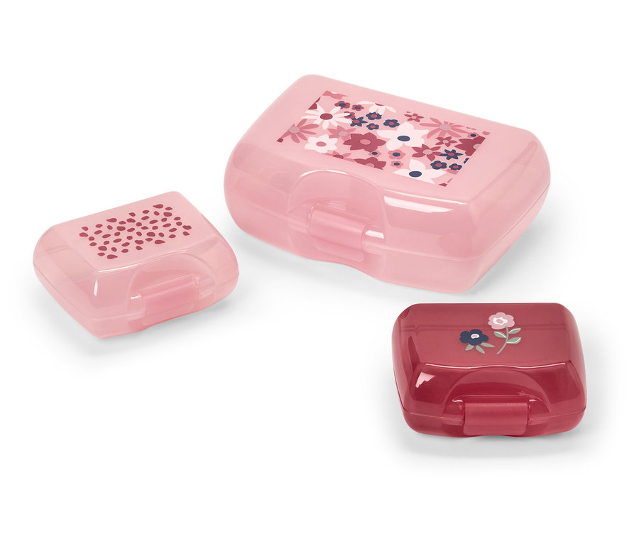 Tři plastové dózy na svačinu různých velikostí a barev s květinovými vzory.