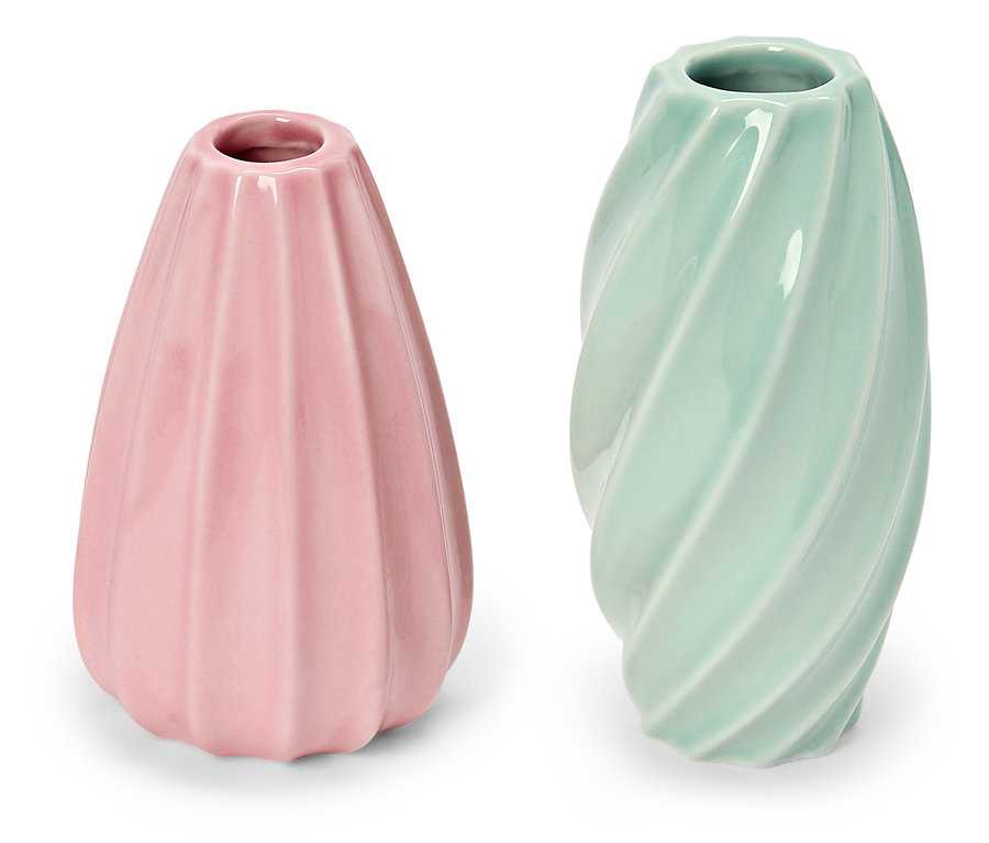 Dvě vázy: růžová s vertikálním žebrováním a světle modrá se spirálovitým vzorem.