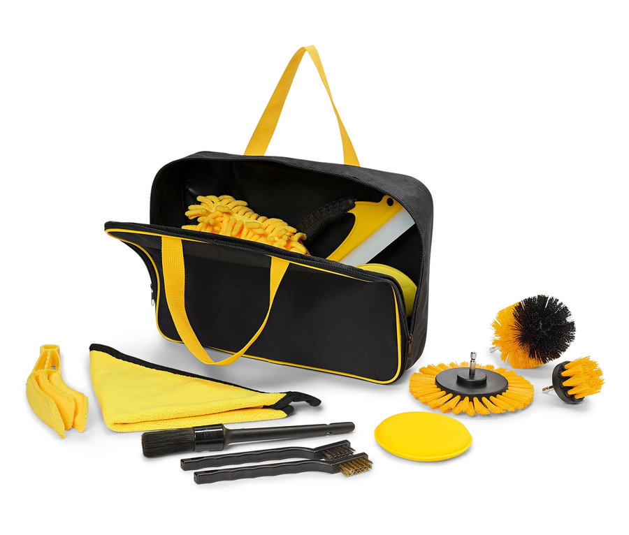 Černá taška s žlutými uchy obsahuje a obklopuje sadu čisticích nástrojů.