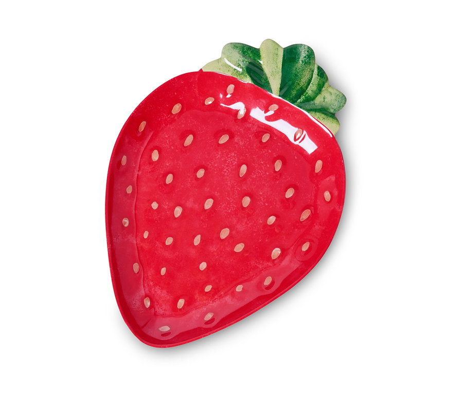 Červený servírovací talíř ve tvaru jahody s bílými tečkami.