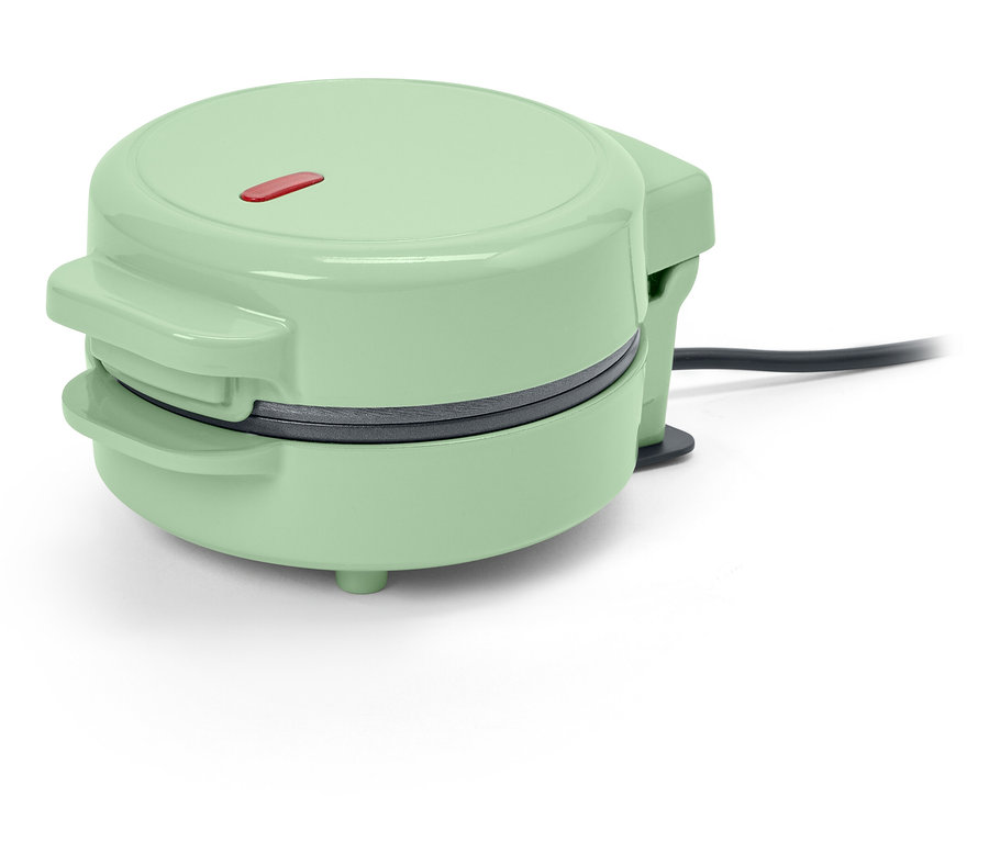 Zavřený zelený vaflovač na bílém pozadí.