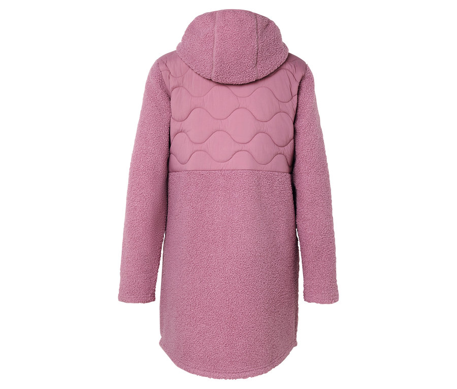Zadní pohled na dlouhý růžový kabát s kapucí a vlnitým prošíváním.