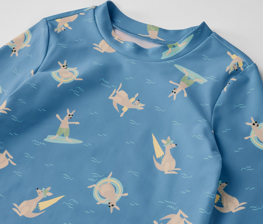 Modré dětské tričko s UV faktorem 80 s potiskem klokanů surfujících a plavajících v moři.