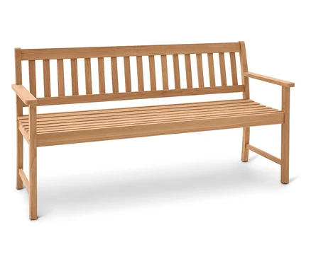 Dřevěná zahradní lavice s područkami stojí na bílém pozadí.