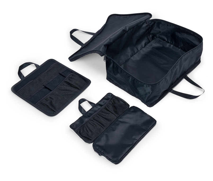 Tři tmavě modré látkové tašky s držadly a síťovanými přihrádkami leží na bílém pozadí. Jedna taška je otevřená a ukazuje vnitřek.