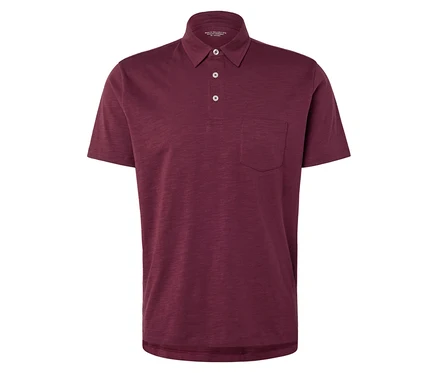 Tmavě červené polo tričko s knoflíkovou légou a náprsní kapsou.